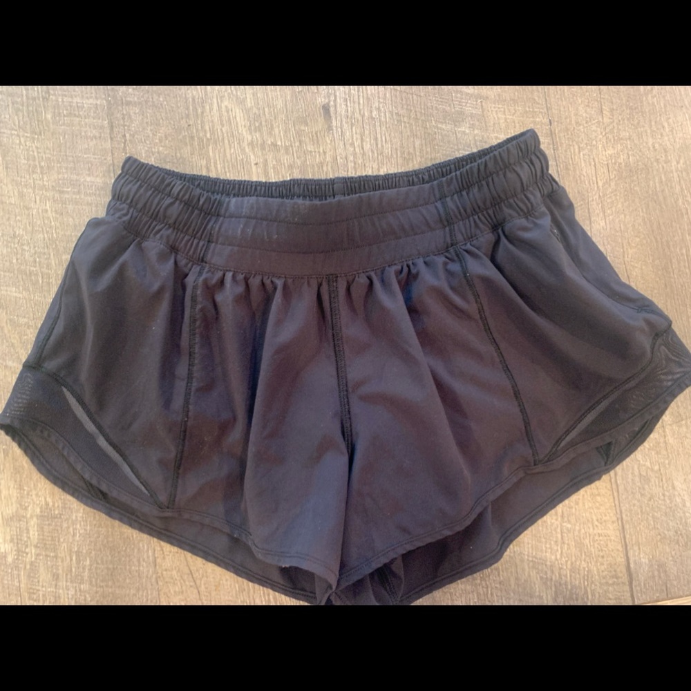 Lulu lemon hottie hot low rise lined shorts size 6 in black